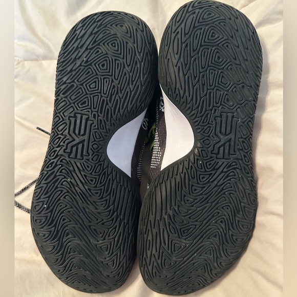 Nike Kyrie Irving 4 youth basketball trainer - Picture 5 of 5